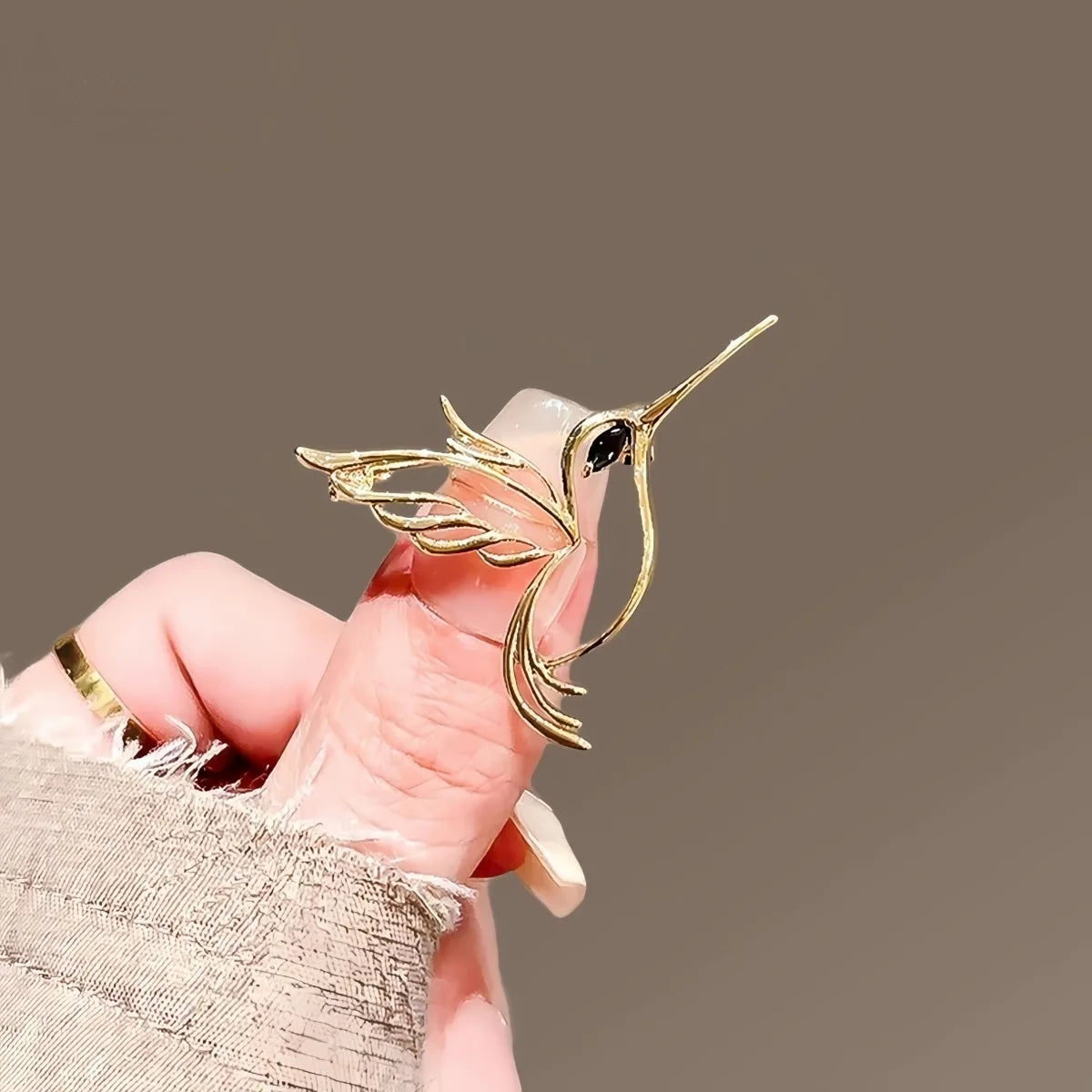 New Minimalist Hollow Out Peace Dove Brooch Exquisite Design Temperament Corsage Suit Jacket Fashionable Pin Accessories Broche